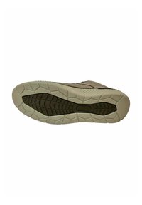 Suela de zapatillas con un patrón de agarre de goma negra texturizada, con una entresuela gris claro y una forma ligeramente flexible, diseñada para ofrecer tracción.