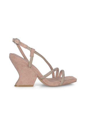 Roze suède wedge sandaal met gekruiste banden versierd met metallic accenten en een vierkante teenontwerp. Heeft een gestructureerde wedge hak.