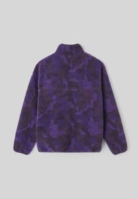 Pull en polaire violet avec un motif camouflage, présentant un col montant, des manches longues et une surface douce et texturée.