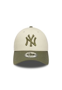 Cappello beige con visiera curvata di colore verde oliva. Presenta un logo ricamato "NY" di colore verde oliva sul davanti e una strap regolabile sul retro.