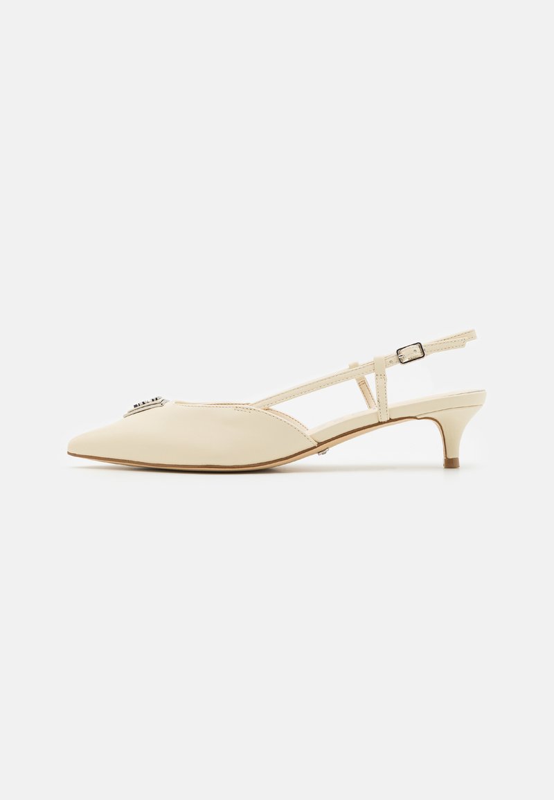 Slingback čevlji z ostrim nosom iz krem usnja, ki se ponašajo z nežnim trakom in majhnim peto. Opazna srebrna strojna oprema na sprednjem delu.