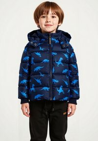 Puffjacka i marinblått med blå dinosaurmönster, försedda med dragkedja framtill och justerbar huva. Ribbad mudd ger extra komfort.