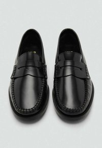 Czarne skórzane mokasyny o eleganckim designie, gładkiej fakturze, plecionym przeszyciu oraz ozdobnym pasku z wycięciem.