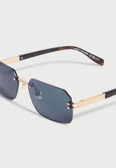 Ορθογώνια γυαλιά ηλίου με σκούρο μπλε φακό και χρυσό μεταλλικό πλαίσιο, με μπράτσα σε σχέδιο χελωνόκερου και ρυθμιζόμενα μαξιλαράκια στη μύτη.