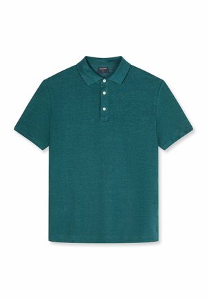 Dunkelgrünes Poloshirt mit kurzen Ärmeln, drei weißen Knöpfen und Kragen, flach auf weißem Hintergrund ausgelegt.