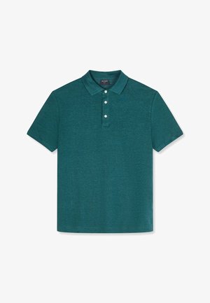 Dunkelgrünes Poloshirt mit kurzen Ärmeln, drei weißen Knöpfen und Kragen, flach auf weißem Hintergrund ausgelegt.