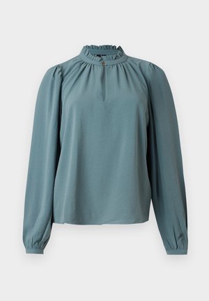 Blouse teal à manches longues avec col montant à volants, une fermeture à bouton au cou et des poignets froncés.