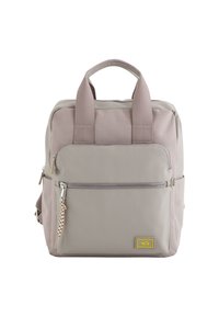 Mochila gris con dos asas superiores, bolsillo delantero con cremallera y parche del logo. Tejido suave con una textura lisa y un acabado mate.