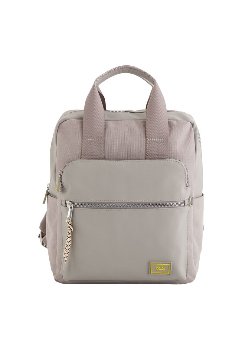 Mochila gris con dos asas superiores, bolsillo delantero con cremallera y parche del logo. Tejido suave con una textura lisa y un acabado mate.