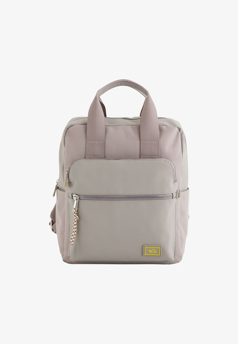 Mochila gris con dos asas superiores, bolsillo delantero con cremallera y parche del logo. Tejido suave con una textura lisa y un acabado mate.