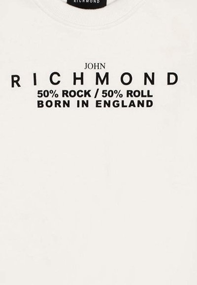 Felpa bianca in cotone con testo nero: "JOHN RICHMOND 50% ROCK / 50% ROLL NATO IN INGHILTERRA." Collo rotondo semplice, tessuto di medio peso.