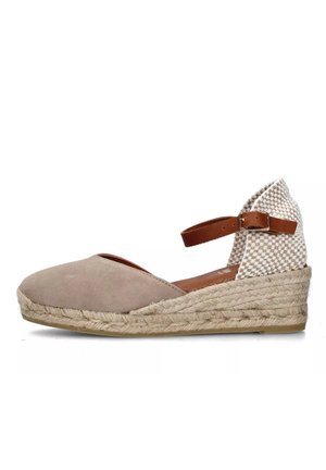 Espadrillas in suede beige con retro intrecciato e cinturino alla caviglia marrone. Suola a zeppa avvolta in juta, con punta arrotondata.