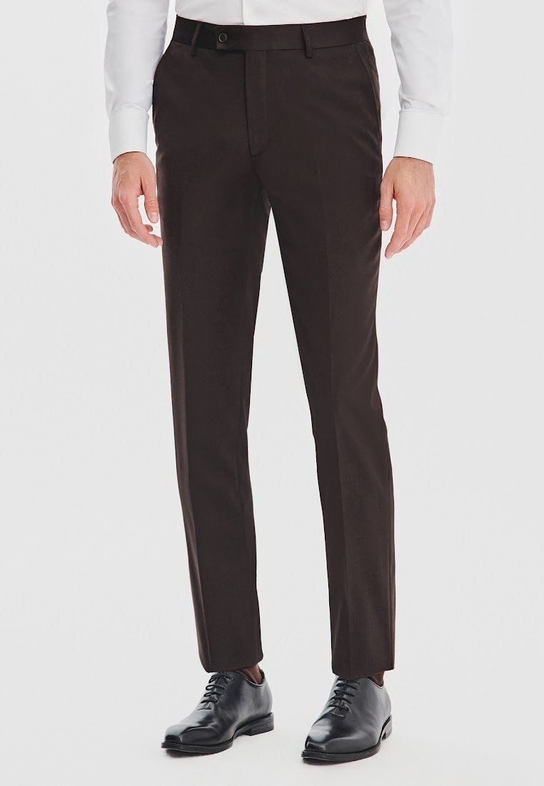 Ciemnobrązowe dopasowane spodnie materiałowe z gładkim przodem, subtelną teksturą i slim fit, w połączeniu z czarnymi skórzanymi butami.