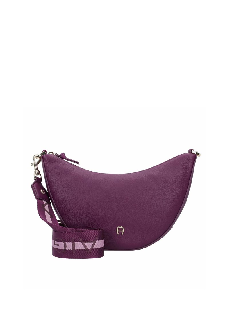 Paarse leren schoudertas met een kenmerkende halve maanvorm, voorzien van een logodetail en een brede schouderband met een contrasterend patroon.