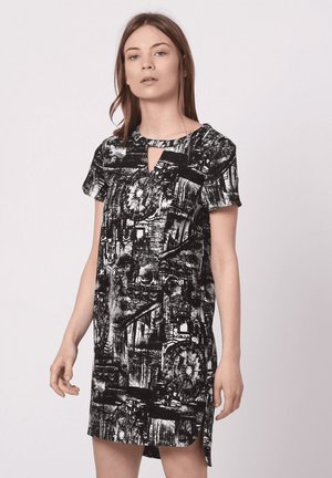 CON MANGA CORTA - Vestido informal - black
