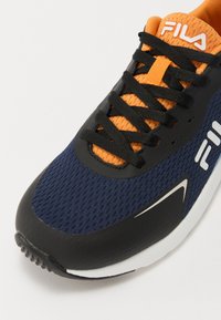 Fila CRUSHER TEENS UNISEX - Sportcipő - black-dark cheddar