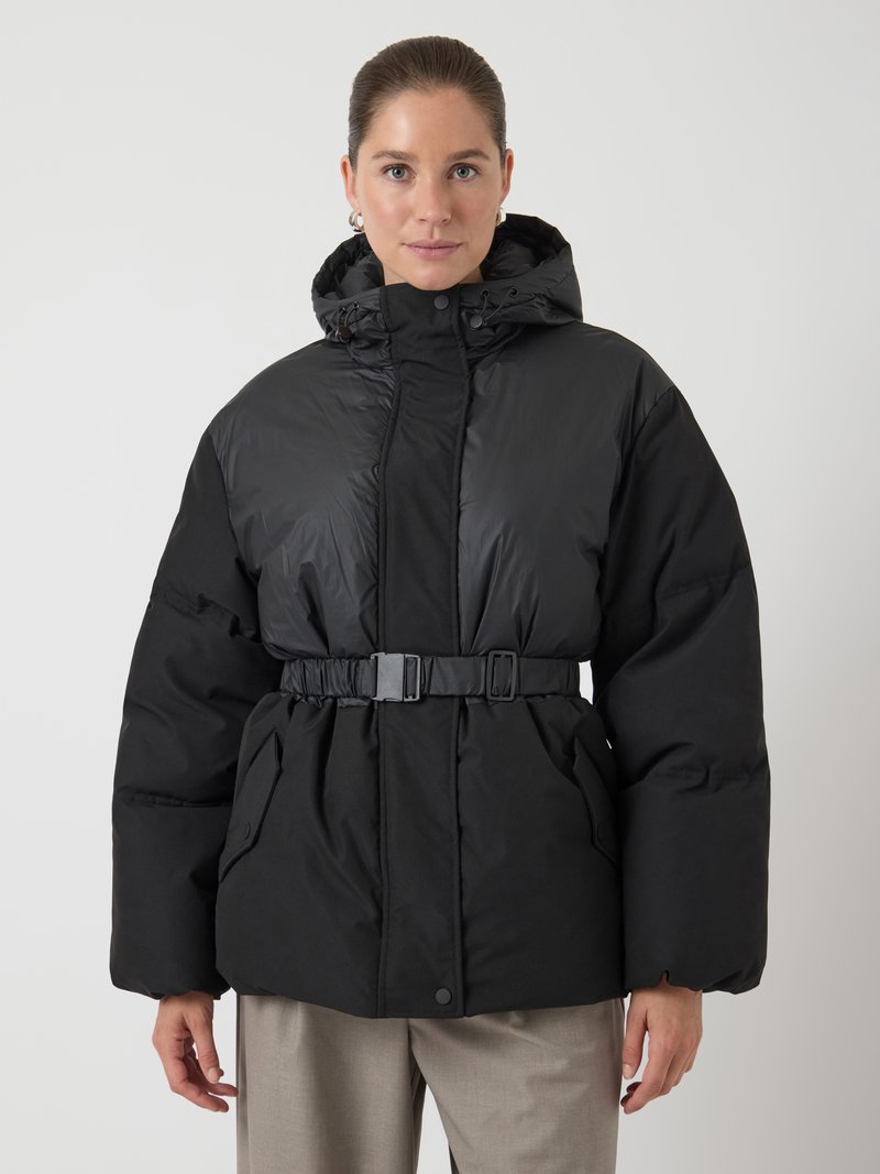 Černá péřová bunda s kapucí, oversized design, páskem v pase a dvěma bočními kapsami. Hladký povrch s lesklým finišem.