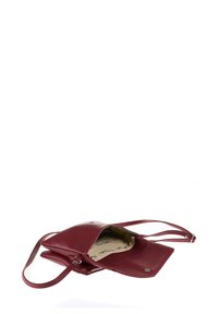 Borsa a tracolla rossa in pelle con superficie testurizzata, chiusure a zip e a scatto, e un interno caratterizzato da una fodera con motivo chiaro. Inclusa tracolla regolabile.