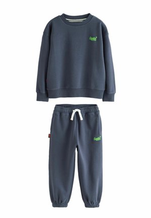 Marineblaues Sweatshirt- und Hosenset aus Baumwolle mit gerippten Bündchen. Grünes Logo-Stickerei auf beiden Teilen. Die Hose hat einen Kordelzug und Taschen.