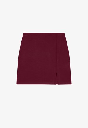 Gonna mini rossa scura con una piccola fessura sul lato destro, davanti piatta e design semplice.