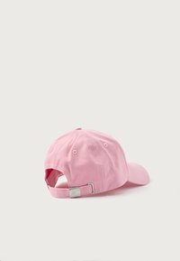Gorra de béisbol de algodón rosa con visera curva, correa ajustable y acento metálico en la parte trasera. Textura suave con un diseño sencillo.
