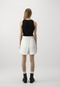 GAP Pantaloni scurți - new off white