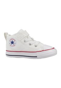 Sneaker alta in tela bianca con cinturino in velcro, suola a righe rosse e blu e punta rotonda. Presenta il logo Chuck Taylor All Star sul lato.