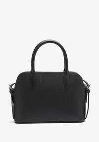 Czarna torebka wykonana z teksturowanego materiału z gładkimi uchwytami ze skóry, zamkiem błyskawicznym i regulowanym paskiem. Zaokrąglony kształt o ustrukturyzowanym designie.