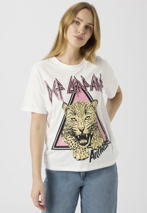 White cotton t-shirt featuring a graphic of a roaring leopard, pink and black triangular design, and "Def Leppard" text in bold font.