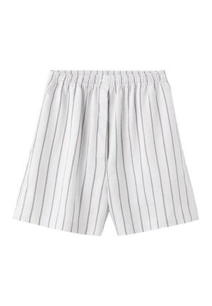 Witte boxershorts met dunne verticale zwarte strepen, een elastische tailleband en een enkele knoopsluiting aan de voorkant in het midden.