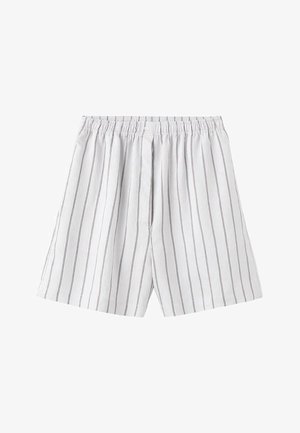 Witte boxershorts met dunne verticale zwarte strepen, een elastische tailleband en een enkele knoopsluiting aan de voorkant in het midden.
