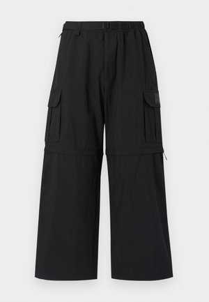 Schwarze Cargo-Hosen mit weitem Bein, elastischem Bund und mehreren Seitentaschen. Hergestellt aus leichtem Stoff mit glatter Textur.