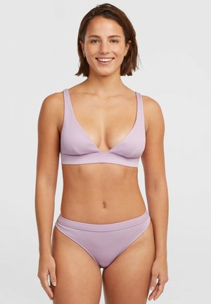 Ensemble bikini lilas avec une texture côtelée, un haut à col en V profond avec des bretelles larges, et un bas assorti taille mi-haute avec une ceinture lisse.