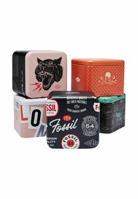 Cinq boîtes métalliques rectangulaires de couleurs et de motifs variés. Les caractéristiques comprennent un loup graphique, un texte audacieux et des motifs. Étiquettes de marque notables : Fossil.