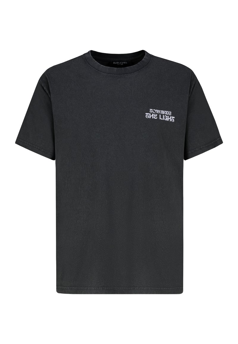 Schwarzes Baumwoll-T-Shirt mit kurzen Ärmeln, Rundhals, mit weißem Text "TOWARDS THE LIGHT" auf der linken Brustseite.