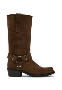 Stivale da cowboy in camoscio marrone di altezza media, con punta affusolata, suola in gomma nera a contrasto e cinturino regolabile con dettagli metallici.