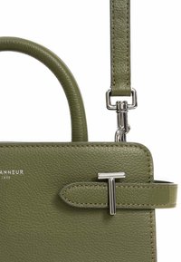 Borsa a mano verde in pelle con una finitura testurizzata, caratterizzata da un'accensione in metallo argentato e una tracolla removibile. Forma rettangolare compatta.