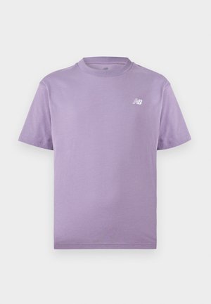 Camiseta de algodón púrpura con mangas cortas, cuello redondo y un pequeño logo blanco en el lado izquierdo del pecho. Textura suave, ajuste casual.