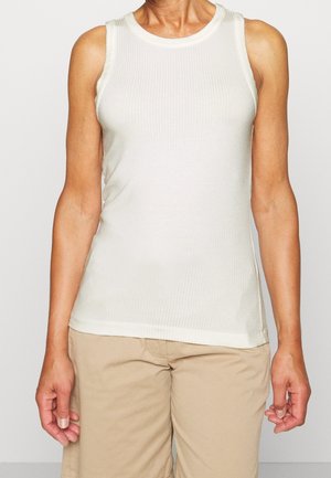 Ribbet, ærmeløs tanktop i lys beige med rund halsudskæring. Blødt, let stof med en tætsiddende form.