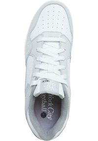 Hvite sneakers med lysegrå detaljer, perforerte sidepaneler, flate snørebånd og et polstret interiør med "New York City Basketball" merke.