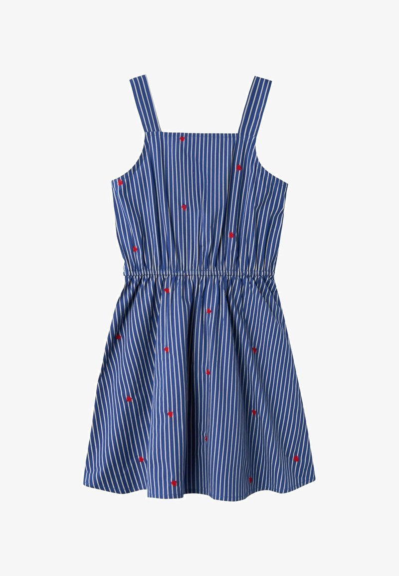 Robe bleue sans manches avec des rayures verticales blanches et de petites broderies florales rouges, taille froncée et encolure carrée.