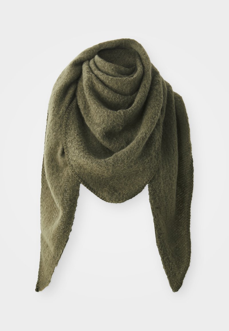 Écharpe triangulaire vert olive en tissu texturé, avec une finition douce, des plis drapés et des extrémités pointues, idéale pour le superposé.