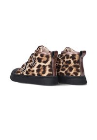 Leopard print high-top sneakers met een gestructureerd faux fur materiaal, bruine accenten, zwarte rubberen zolen en klittenbandsluitingen.