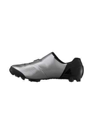 Scarpa da ciclismo argento e nera con perforazioni e tacchetti sulla suola, progettata per ciclismo su strada o mountain bike.