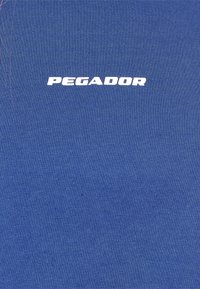 Pegador LAYLA CROPPED TEE - T-shirts - washed true blue/white