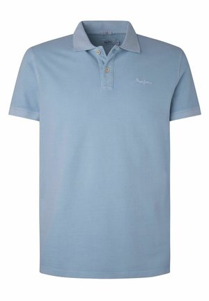 Lyseblå polo t-shirt med korte ærmer, to knapper og et lille broderet logo på venstre bryst.