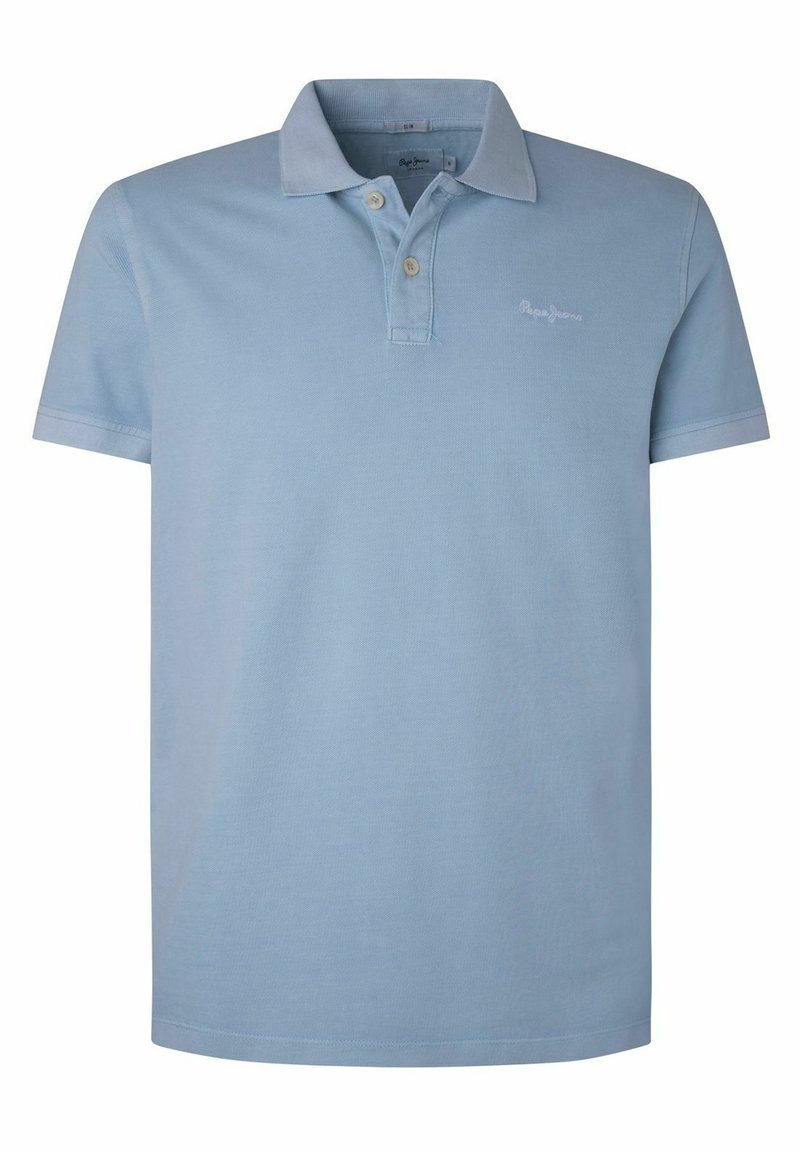 Polo bleu clair à manches courtes avec deux boutons et un petit logo brodé sur la poitrine gauche.