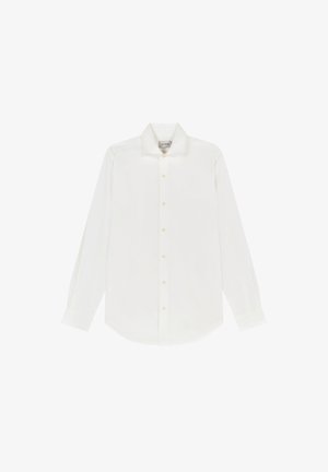 Camisa blanca de manga larga con botones, cuello puntiagudo y puños simples, mostrada extendida sobre un fondo blanco.