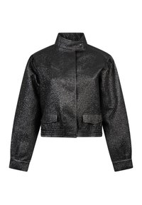 Zwarte cropped jacket van textuurmateriaal, met een hoge kraag, lange mouwen en twee voorkockets. Drukknoopsluiting bij de hals.
