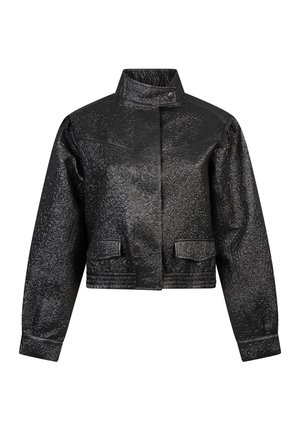 Zwarte cropped jacket van textuurmateriaal, met een hoge kraag, lange mouwen en twee voorkockets. Drukknoopsluiting bij de hals.